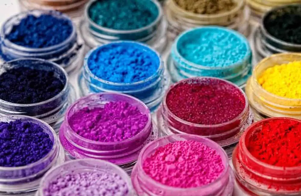 Many colorful, natural, mineral eyeshadows