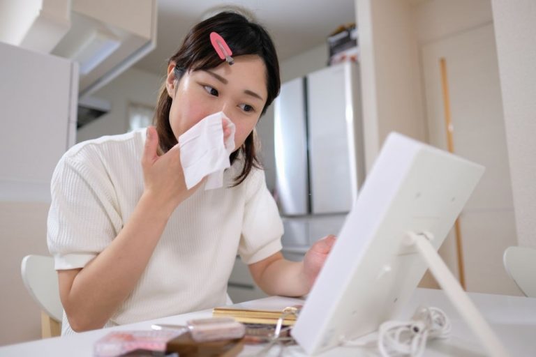 Baby Wipes VS. Makeup Remover Wipes: Which Is Better For Your Skin?